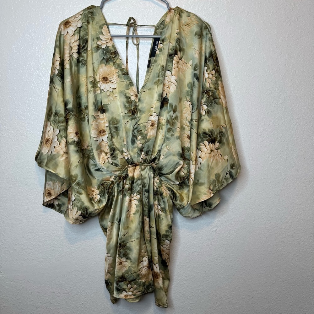 Aakaa Kimono Sleeve Satin Floral Romper Size Medium